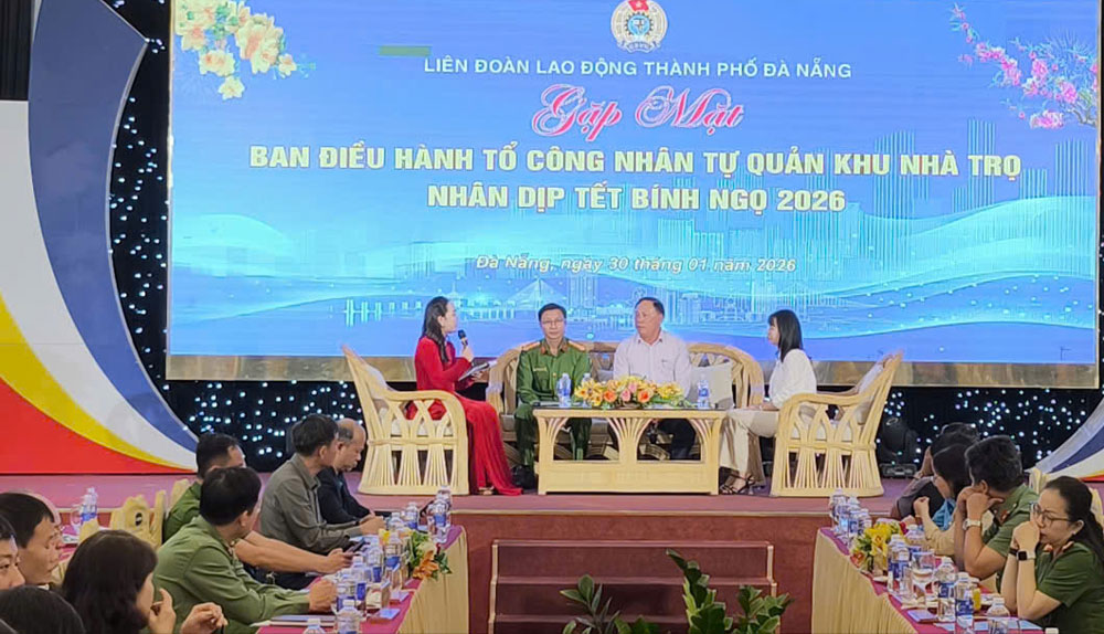 Da Nang City Labor Federation organizes a meeting and presents gifts of gratitude to the Management Board of the Self-managed Workers' Group of the boarding house area. Photo: Tuong Minh