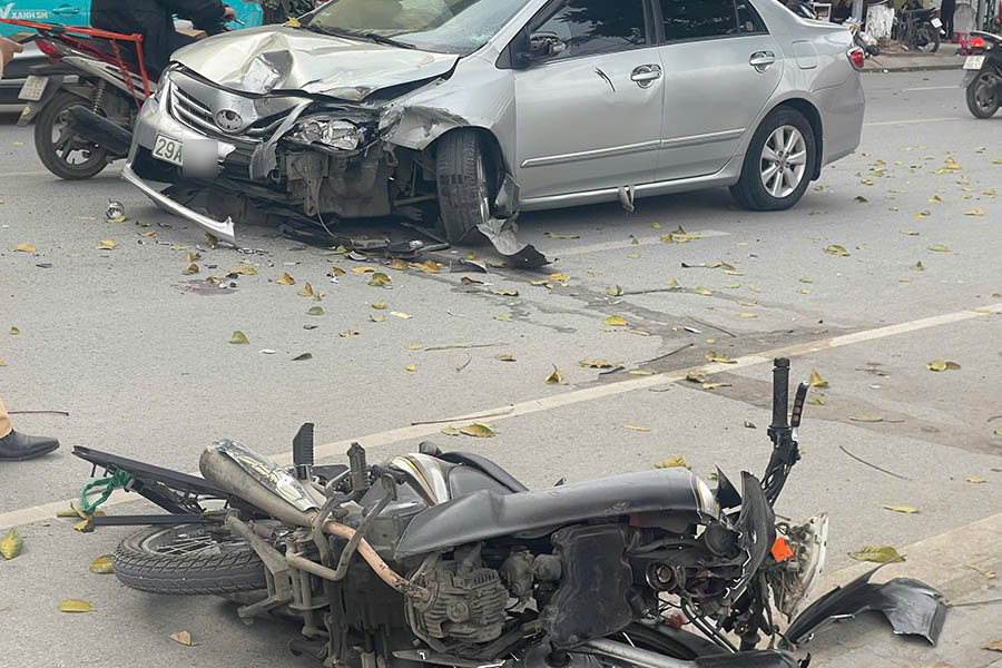 Many vehicles were heavily damaged after the chain collision. Photo: Thanh Hieu