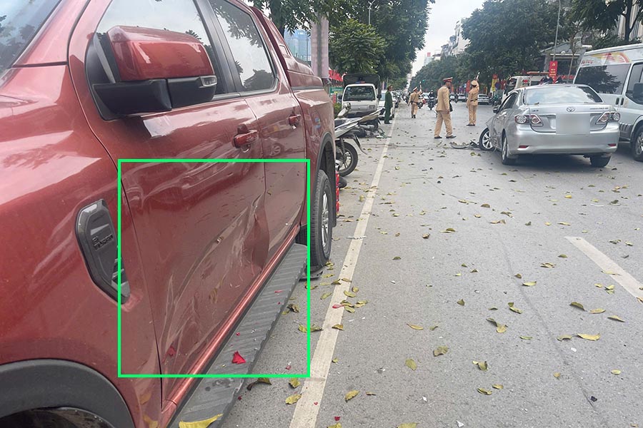 Ôtô, xe máy bị hư hỏng. Ảnh: Thành Hiếu