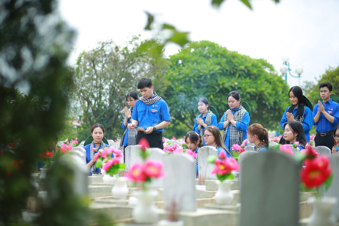 Young people spread human values through charity and gratitude activities. Photo: Character provided