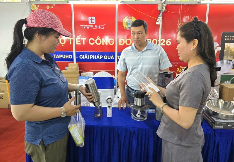 Khách hàng xem hàng chất lượng cao được bán tại Chợ Tết Công đoàn - Xuân 2026. Ảnh: Nam Dương