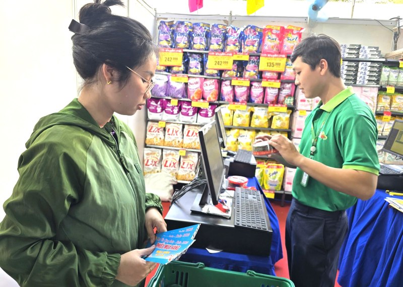 Chị Kiều Oanh cho biết rất vui khi được tặng phiếu để mua hàng tại Chợ Tết Công đoàn - Xuân 2026. Ảnh: Nam Dương