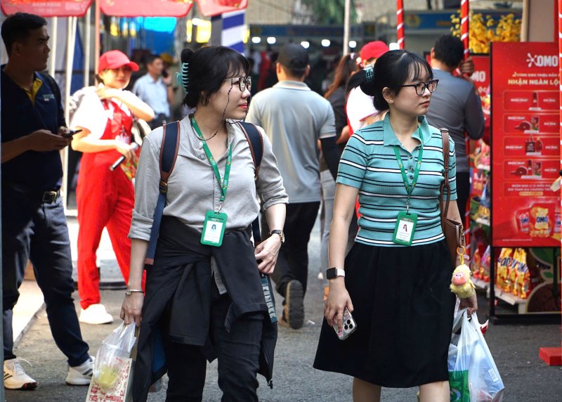 Union members and workers go shopping at the Trade Union Tet Market - Spring 2026 in Ho Chi Minh City. Photo: Anh Tu