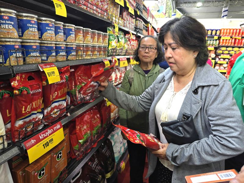 Bà Trần Kiều Oanh, dùng phiếu mua hàng của Tổng LĐLĐ Việt Nam tặng mua hàng tại Chợ Tết Công đoàn - Xuân 2026. Ảnh: Nam Dương