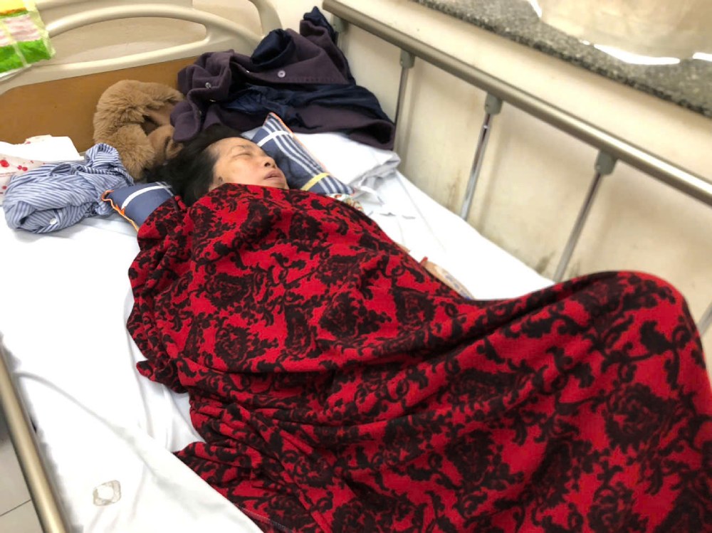 Bà Tuyến bất ngờ bị đột quỵ, liệt hoàn toàn tay trái và chân trái. Ảnh: Quỳnh Chi