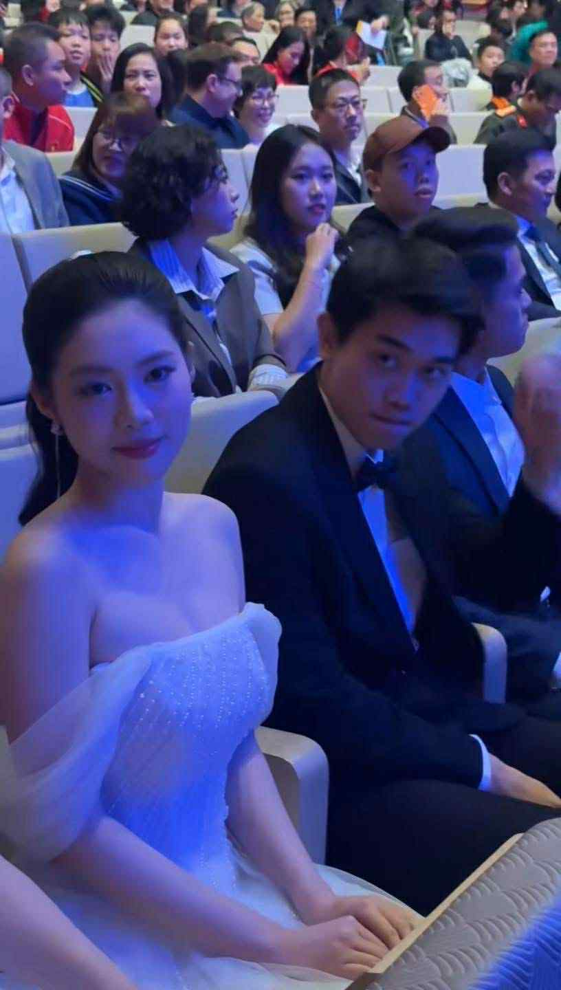Khoảnh khắc Á hậu Châu Anh ngồi cạnh Đình Bắc gây chú ý. Ảnh: Cắt từ video