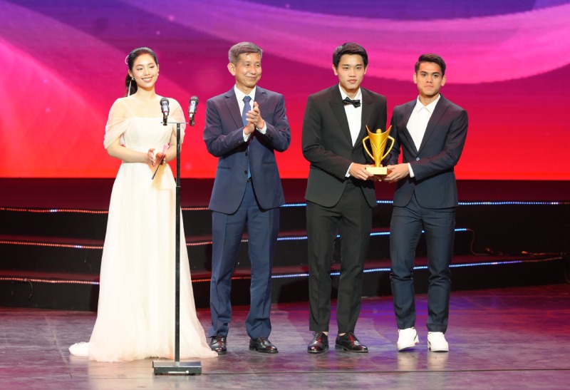Á hậu Châu Anh công bố và trao giải “Đội tuyển của năm” cho Đình Bắc và Văn Khang - đại diện U22 Việt Nam. Ảnh: Ban tổ chức