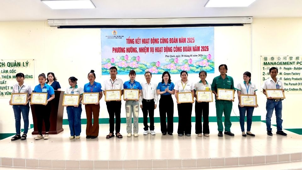 The grassroots trade union of Ty Xuan Co., Ltd. commended many collectives and individuals with outstanding achievements in the 2025 emulation movement. Photo: Hoang Loc