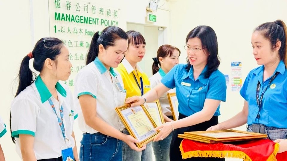 Đại diện Liên đoàn Lao động tỉnh Vĩnh Long trao khen thưởng cho các tập thể, cá nhân có thành tích tiêu biểu. Ảnh: Hoàng Lộc