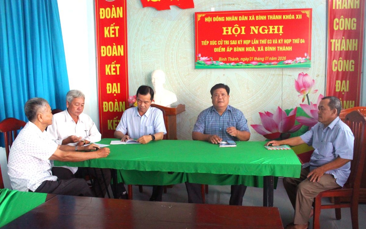 Ông Phan Thanh Phương - Bí thư Chi bộ, Trưởng ban nhân dân ấp Bình Hòa (thứ 2 từ phải sang) điều hành buổi họp tại văn phòng ấp. Ảnh: Thanh Mai 