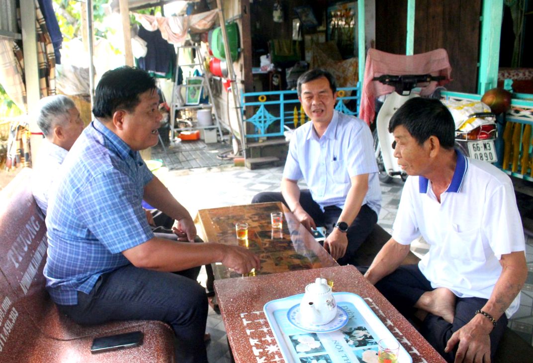 Ông Phan Thanh Phương - Bí thư Chi bộ, Trưởng ban nhân dân ấp Bình Hòa (trái ảnh) trong lần đi thực tế cơ sở. Ảnh: Thanh Mai