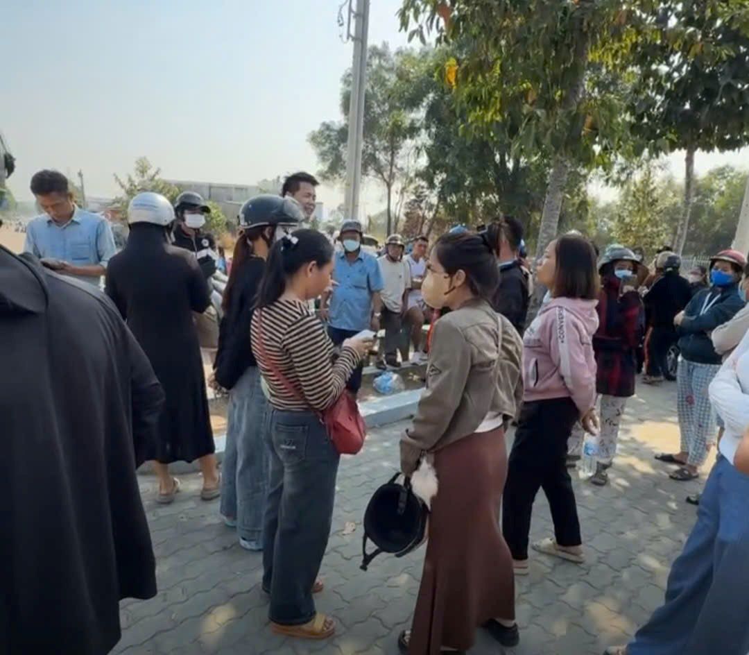 Phụ huynh đề nghị nhà trường làm rõ vụ việc thịt heo đổi màu tuồn vào bếp ăn học sinh. Ảnh: Bạn đọc cung cấp