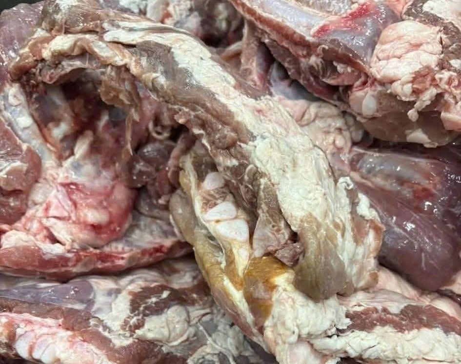 The detection of discolored pork is being prepared to be put into the kitchen of boarding students. Photo: Reader provided