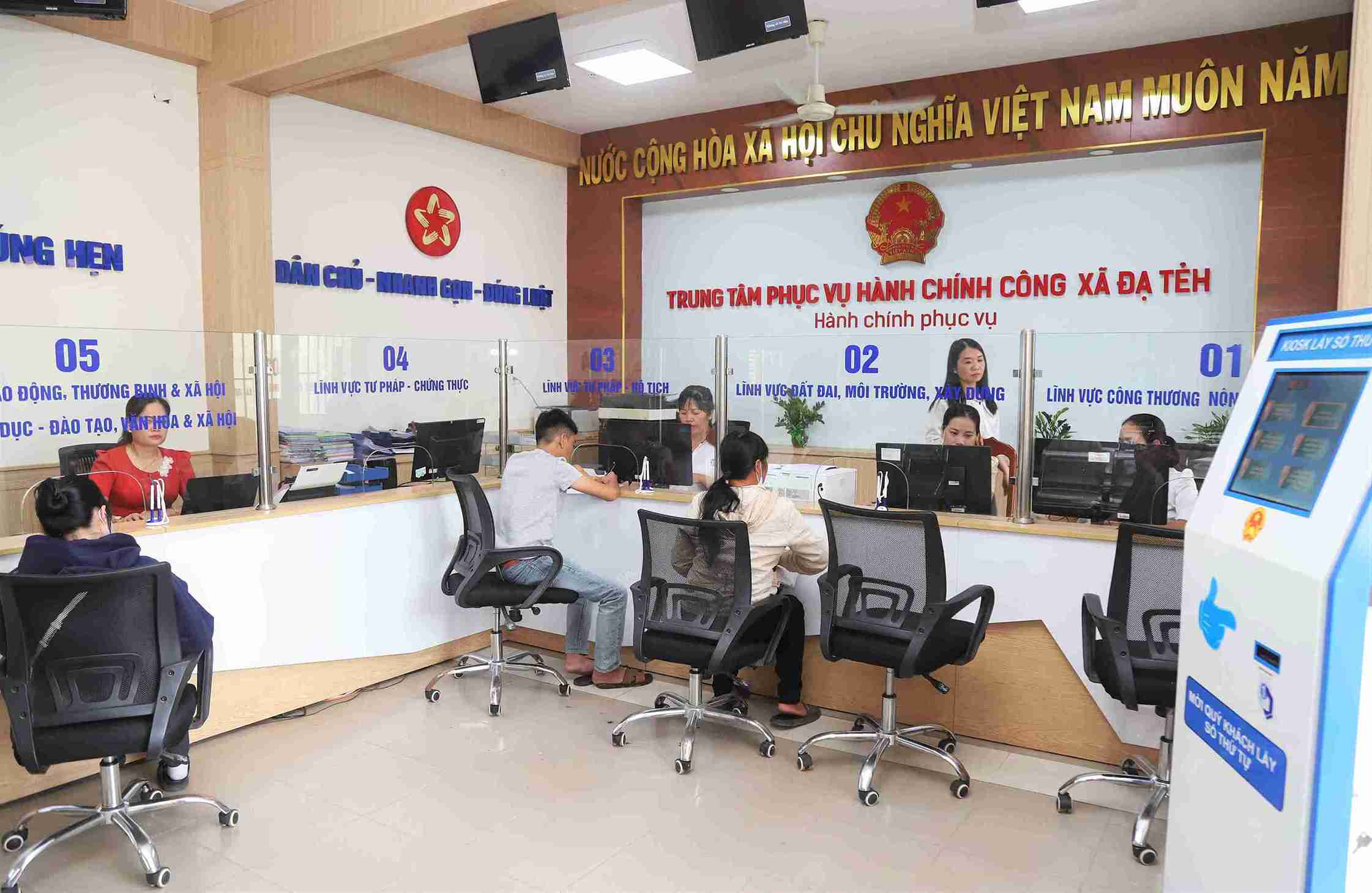 Người dân đến giải quyết thủ tục hành chính tại các trung tâm phục vụ hành chính công trên địa bàn tỉnh Lâm Đồng. Ảnh: Phúc Khánh