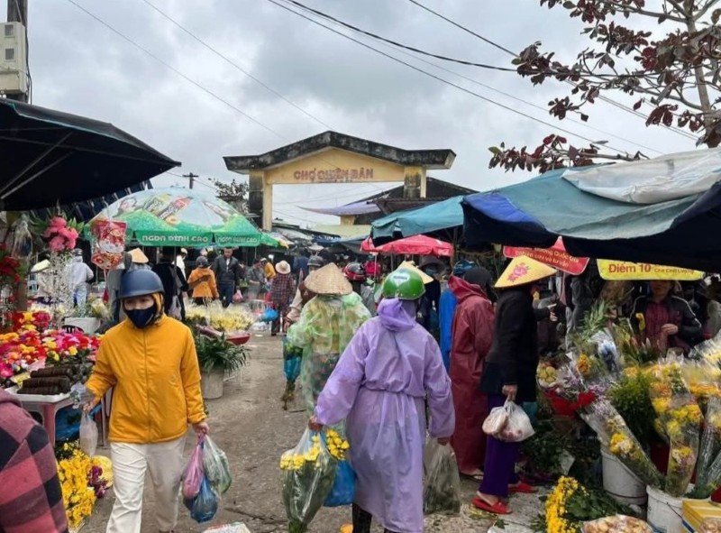 Hàng trăm tiểu thương buôn bán trong chợ Chiên Đàn cũ chật hẹp. Nhiều người tràn ra ngoài cổng chợ gây mất mỹ quan và tiềm ẩn nhiều nguy cơ mất an toàn. Ảnh: Trường An