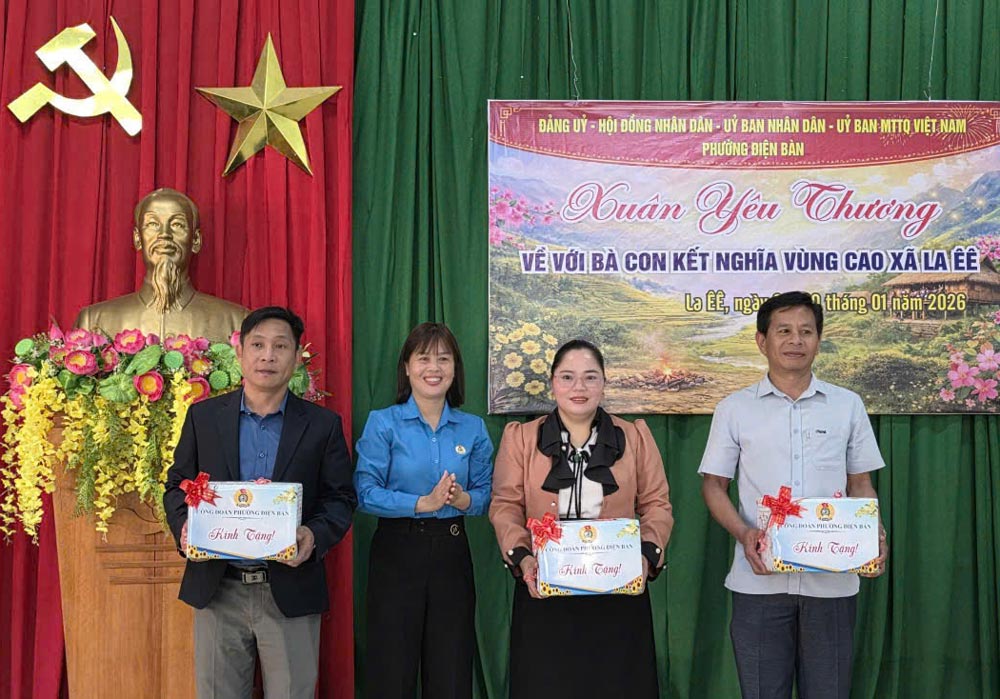 Dien Ban Ward Trade Union presents 100 gifts to policy households, poor households and people in particularly difficult circumstances in La Eee commune. Photo: Dien Ban Trade Union.