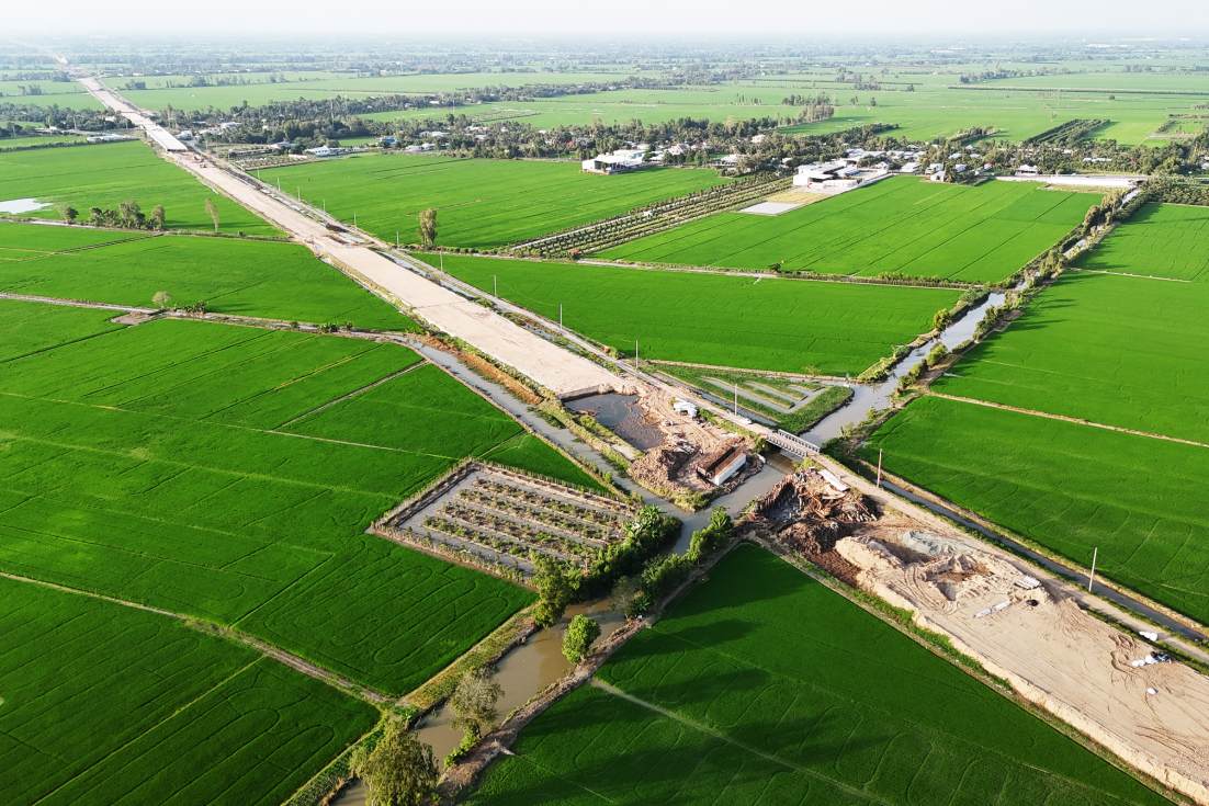 Dự án cao tốc Châu Đốc – Cần Thơ – Sóc Trăng đoạn qua địa bàn Cần Thơ nhìn từ trên cao. Ảnh: Tạ Quang