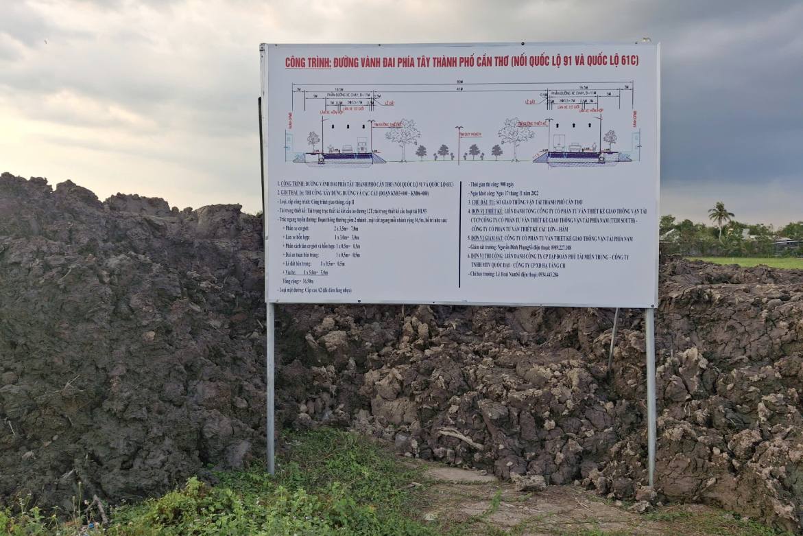 Gần 1,5 triệu m3 còn lại của Dự án đường vành đai phía Tây thành phố Cần Thơ (nối Quốc lộ 91 với Quốc lộ 61C) chưa xác định được nguồn cung (ảnh chụp năm 2024). Ảnh: Tạ Quang