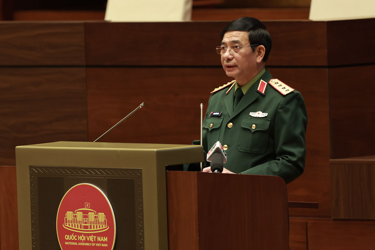 General Phan Van Giang - Member of the Politburo, Minister of National Defense - exchanges on the topic "New thinking and awareness about national defense and defense of the Fatherland of the XIV Congress". Photo: Hai Nguyen