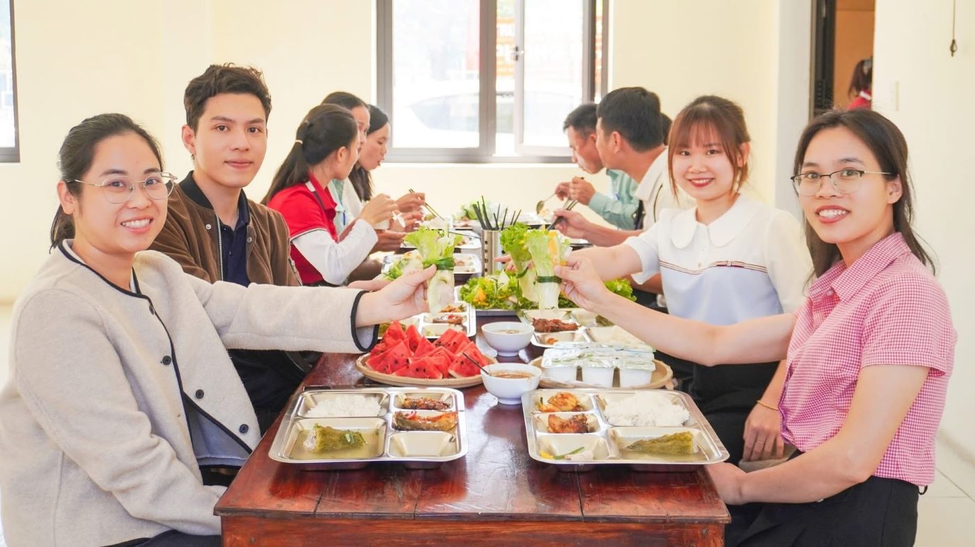 퐁냐케방 관광 센터 노동조합은 "노동조합 송년회"를 조직하여 설날을 보살핍니다. 사진: 꽝찌 노동조합