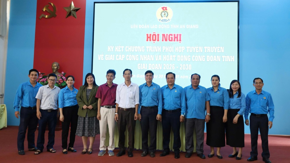 Các đại biểu chụp ảnh lưu niệm. Ảnh: Cẩm Tú