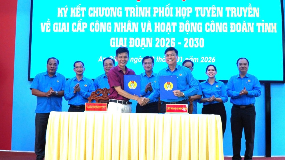 안장성 노동총연맹은 노동신문(메콩 델타 지역 사무실)과 2026-2030년 홍보 협력 프로그램을 체결했습니다. 사진: 남프엉