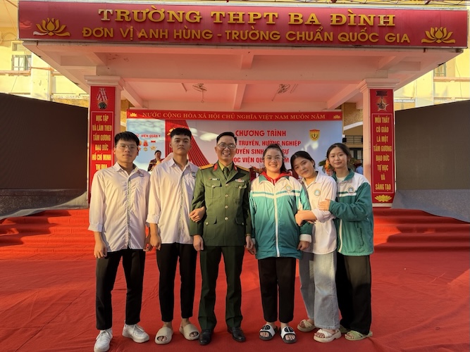 Cựu học sinh trường THPT Ba Đình nói chuyện, truyền cảm hứng cho các em học sinh. Ảnh: Thùy Linh