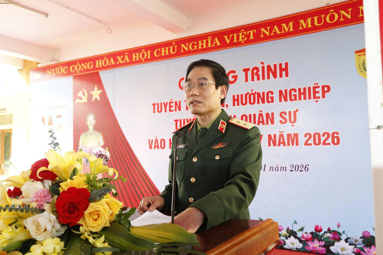 Lieutenant General, Professor, Doctor Tran Viet Tien, Director of the Military Medical Academy, speaking at the program. Photo: Tuan Dung