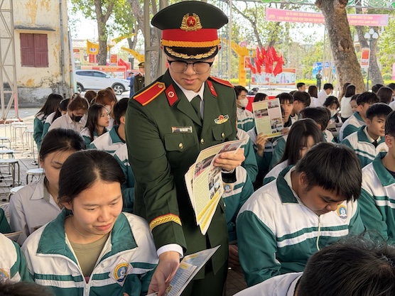 Học viên Học viên Quân y cung cấp tờ thông tin tuyển sinh cho các em học sinh trường THPT Ba Đình. Ảnh: Đức Vân