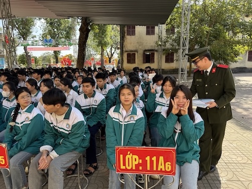 1200 học sinh các trường THPT ở Nga Sơn, Thanh Hóa đã tham dự buổi tư vấn tuyển sinh. Ảnh: Đức Vân