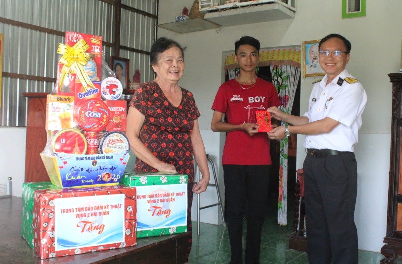 Đoàn công tác tặng quà cho gia đình em Đặng Văn Trường. Ảnh: Tấn Sang