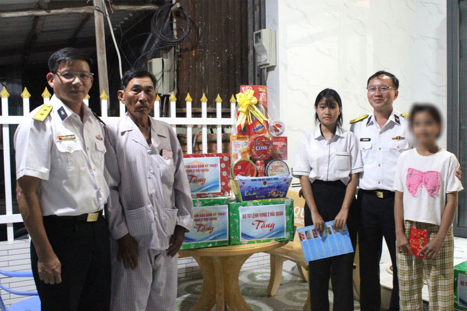 Lãnh đạo Trung tâm Bảo đảm kỹ thuật, Vùng 2 Hải quân trao quà cho gia đình cháu Hồ Ngọc Yến. Ảnh: Tấn Sang