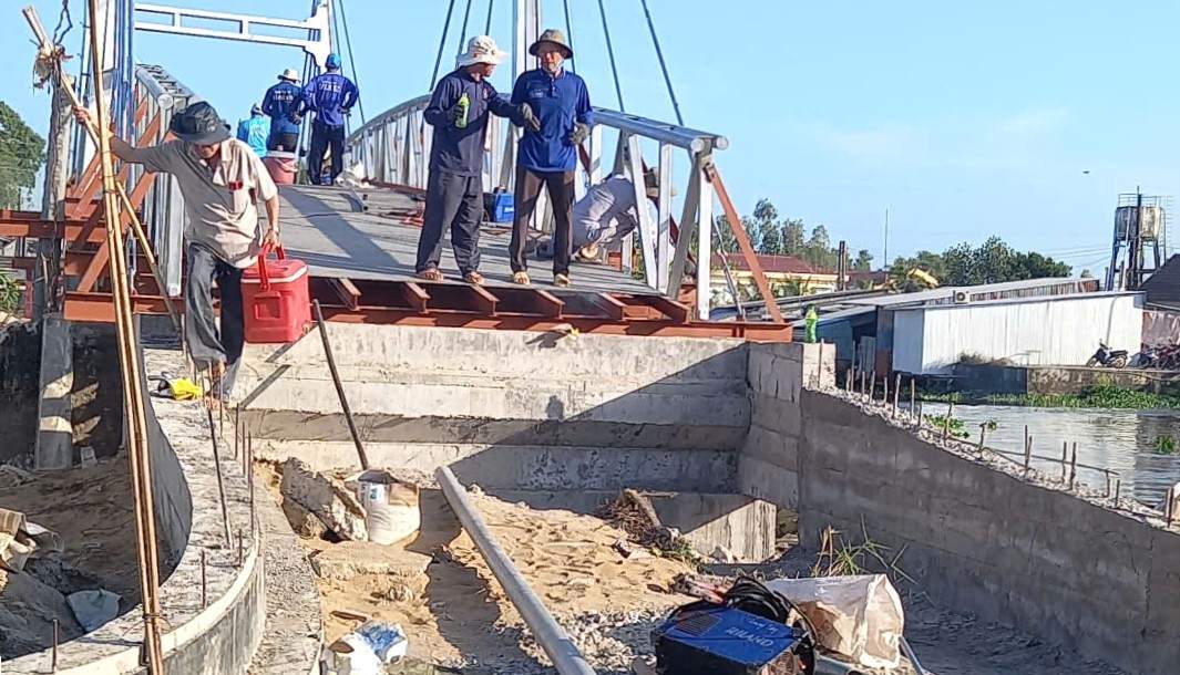 Ông Danh Tre - Bí thư Chi bộ ấp Phú Tân, xã Ninh Quới, Cà Mau cùng tham gia làm cầu. Ảnh: Nhân vật cung cấp.