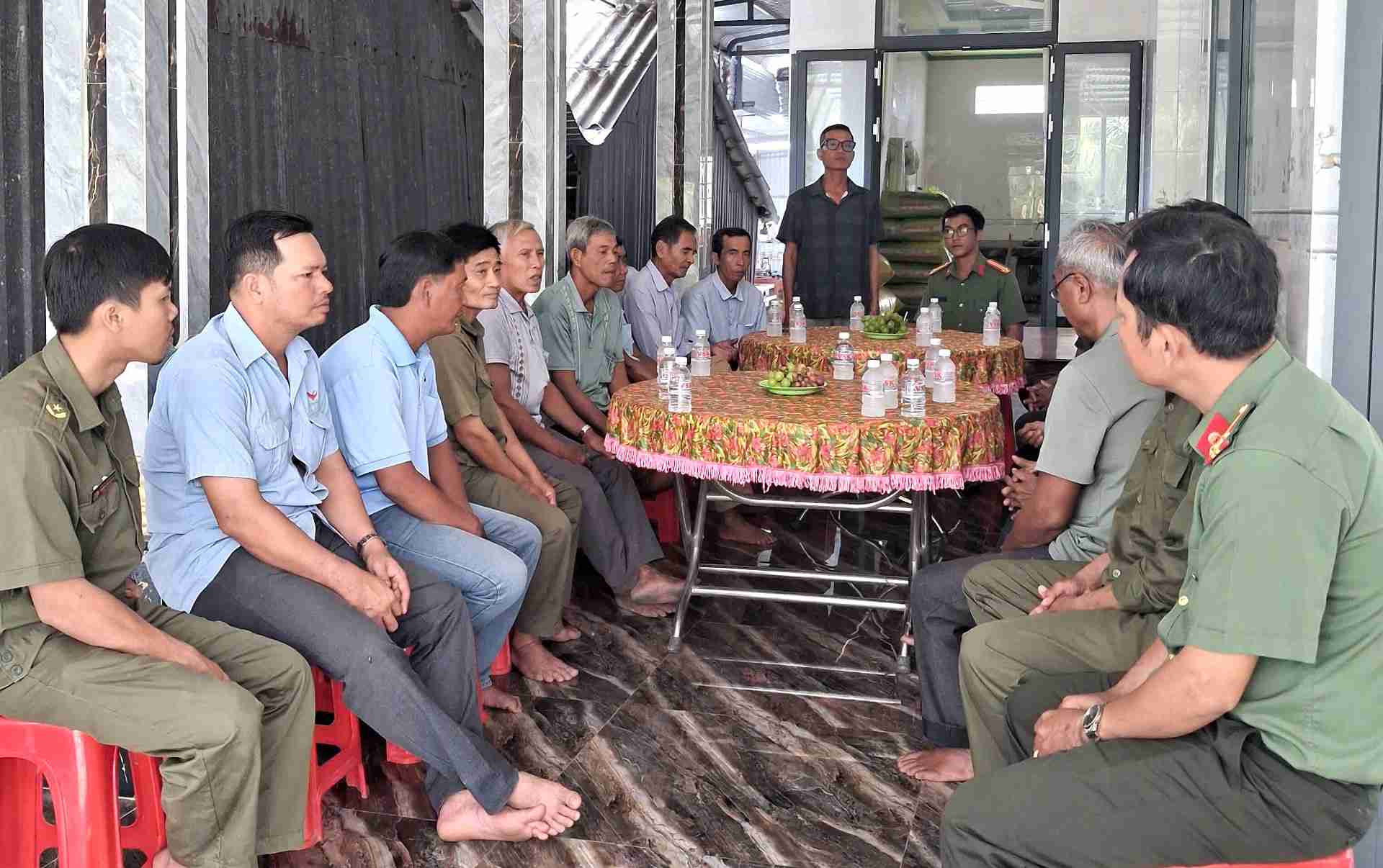 Ông Danh Tre - Bí thư Chi bộ ấp Phú Tân, xã Ninh Quới, Cà Mau cùng đoàn công tác đến tận nhà dân tuyên truyền xây dựng nông thôn mới. Ảnh: Nhân vật cung cấp.