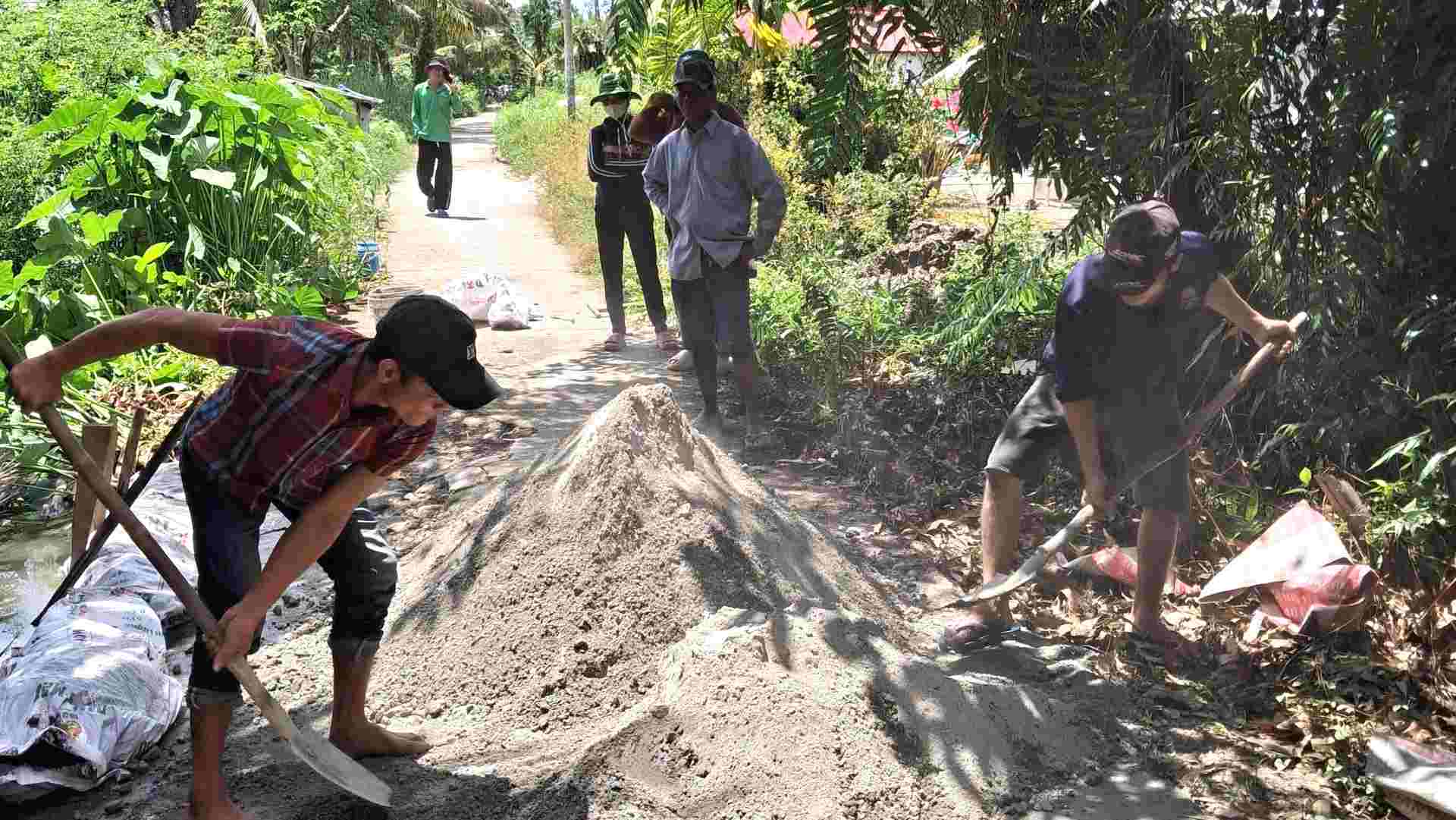 Cùng người dân vá đường trong ấp. Ảnh: Nhân vật cung cấp.