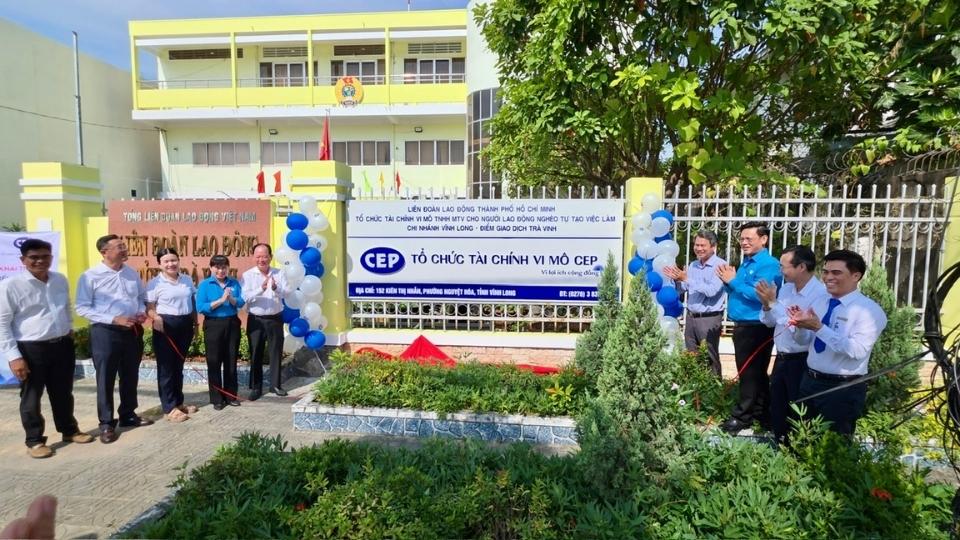 CEP 소액 금융 기관 - 빈롱 지점이 짜빈 거래소 개소식을 거행하고 있습니다. 사진: 호앙록