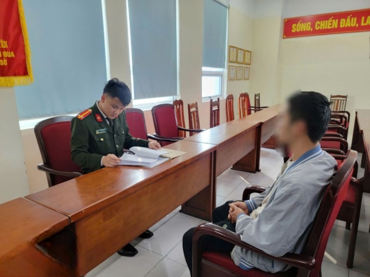 Anh H.T.M bị xử phạt do chia sẻ, phát tán các video clip từ kênh của đối tượng Lê Trung Khoa. Ảnh: Công an tỉnh Hưng Yên