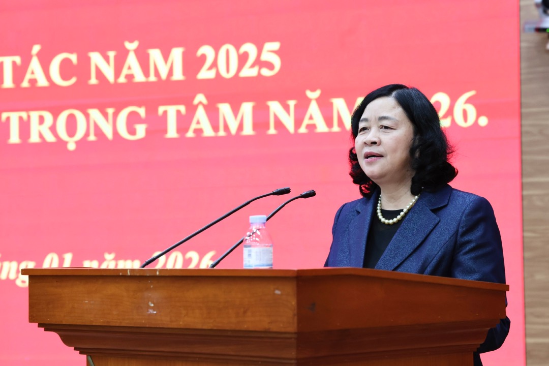 부이티민호아이 정치국 위원, 당 중앙위원회 서기, 조국전선 당위원회 서기, 중앙 단체, 베트남 조국전선 중앙위원회 위원장이 회의에서 발언하고 있습니다. 사진: 투하