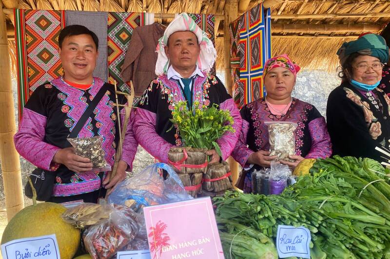 Các sản phẩm nông sản đặc trưng địa phương được bày bán tại Phiên chợ. Ảnh: Trường Sơn