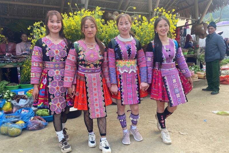 Phiên chợ xuân vùng cao xã Chiềng Hặc lần đầu tổ chức tại bản Mường Lựm thu hút đông đảo người dân và du khách tham gia. Ảnh: Trường Sơn