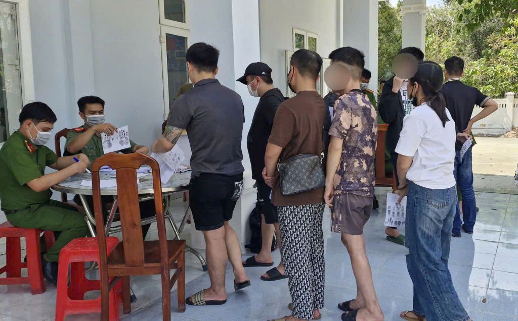Functional forces receive Vietnamese citizens returned by Cambodia. Photo: Border Guard provided