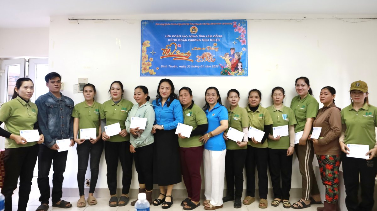 Các công nhân tại Công đoàn cơ sở Công ty TNHH Kim Đô nhận quà Tết. Ảnh: Duy Tuấn 