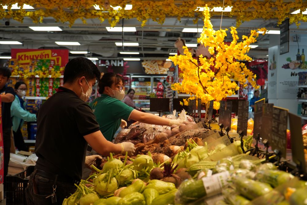 Hàng hóa phục vụ Tết cho người dân TPHCM được bày bán phong phú. Ảnh: Lê Chân