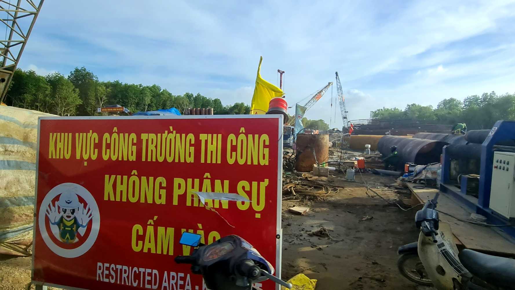Ca Mau - Dat Mui expressway is being urgently constructed. Photo: Nhat Ho.