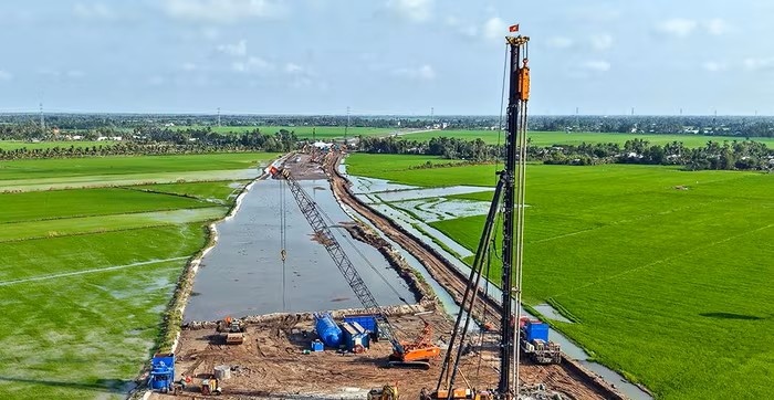 Tuyến cao tốc Cà Mau - Ðất Mũi, đoạn thành phần Cà Mau - Cái Nước vượt qua những đồng lúa, tạo sức sống mới qua những vùng nông thôn tại Xã Trần Văn Thời.Ảnh: Trần Nguyên.