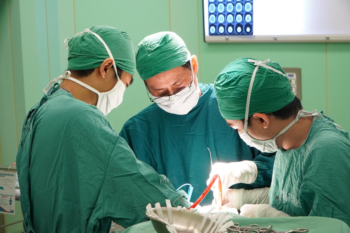 Doctors in surgery for a patient with traumatic brain injury due to a traffic accident. Photo: BVVT