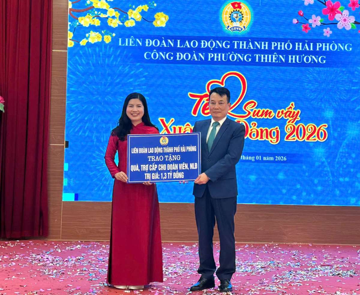 Ông Nguyễn Văn Phiệt - Phó Chủ tịch LĐLĐ TP Hải Phòng trao kinh phí chăm lo Tết cho đoàn viên, người lao động phường Thiên Hương. Ảnh: Mai Dung