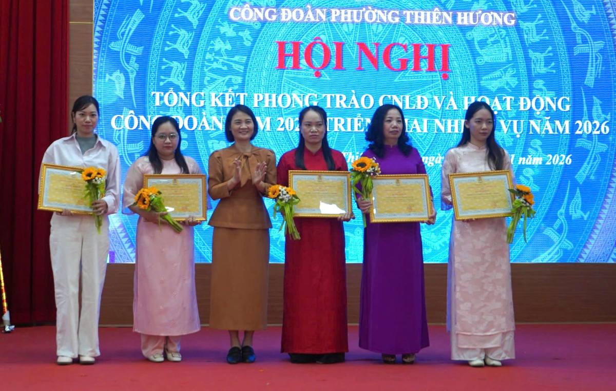 Các tập thể, cá nhân được biểu dương tại hội nghị. Ảnh: Mai Dung