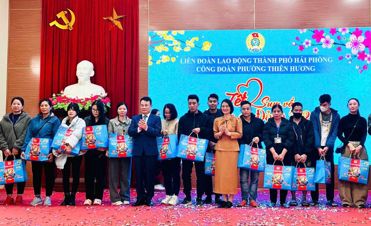 Người lao động hoàn cảnh khó khăn được nhận quà Tết. Ảnh: Mai Dung