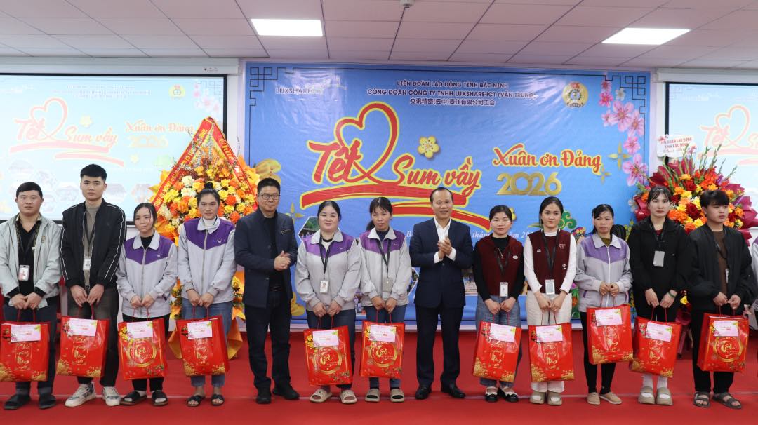 Mr. Mai Son - Standing Vice Chairman of Bac Ninh Provincial People's Committee (sixth from right) and business leaders present gifts to union members and workers. Photo: Quyet Chien